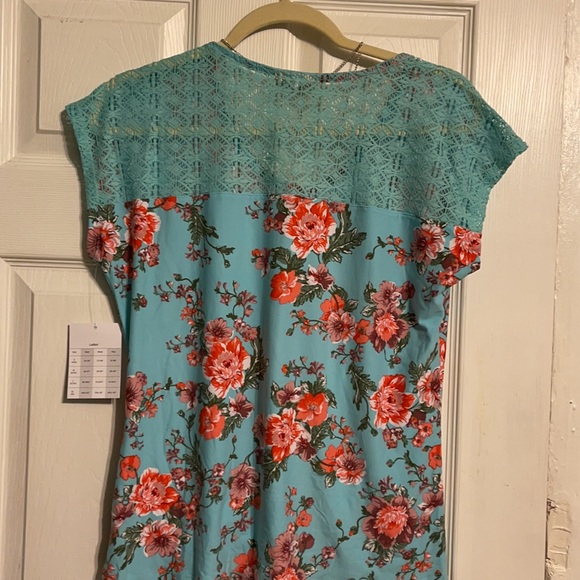 Women’s Green and Coral flowery blouse - Picture 4 of 6